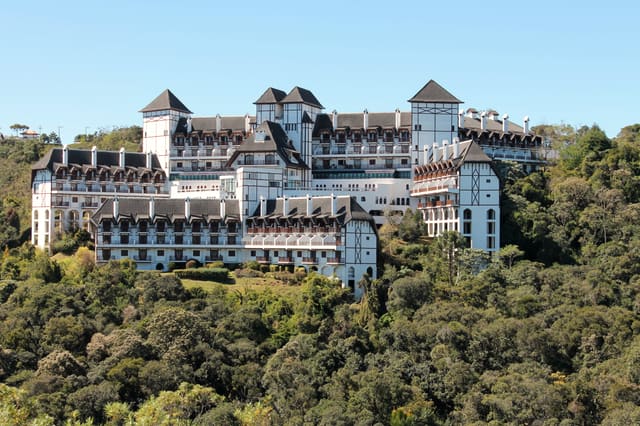 Hotel em estilo europeu cercado de mata em Campos do Jordão
